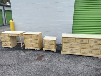 Dresser set