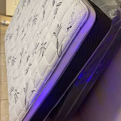 Queen Mattress / Base 