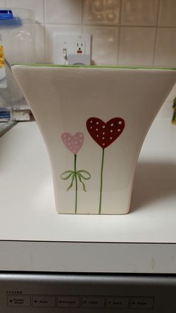 CUTE CERAMIC FLOWER POT...OR VASE 7 INCHES TALL