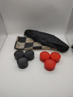 GAME : LARGE CHECKERS RUG/GAME PIECES & CARRY BAG