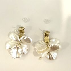 WHITE FLORAL DROP EARRINGS WITH CRYSTAL ACCENTS