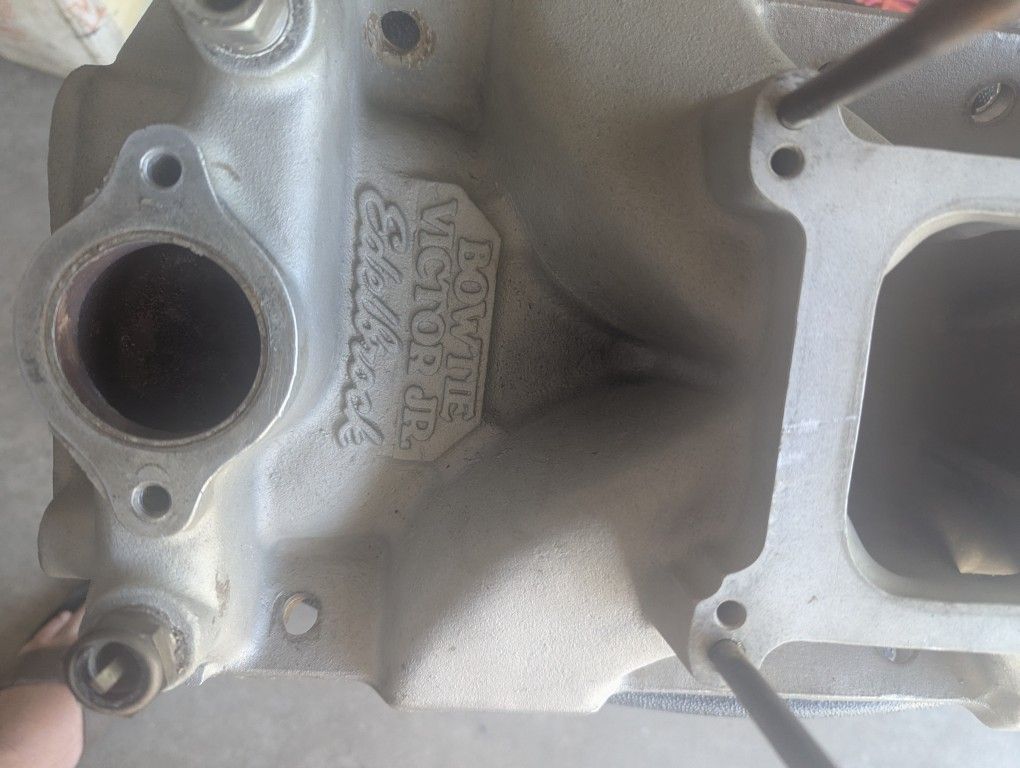 Edelbrock Bowtie Victor Jr SBC Intake Manifold