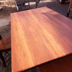 Nice 4 Chair Table In Great Shape.