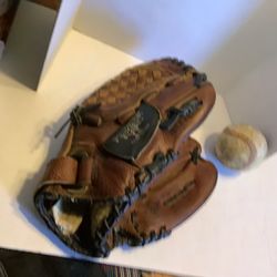 Mizuno Power Close II baseball glove, Prospect Series adjustable wrist for correct fit, 11.5”, correctly broken in comes with 2 baseballs Plainfield, 