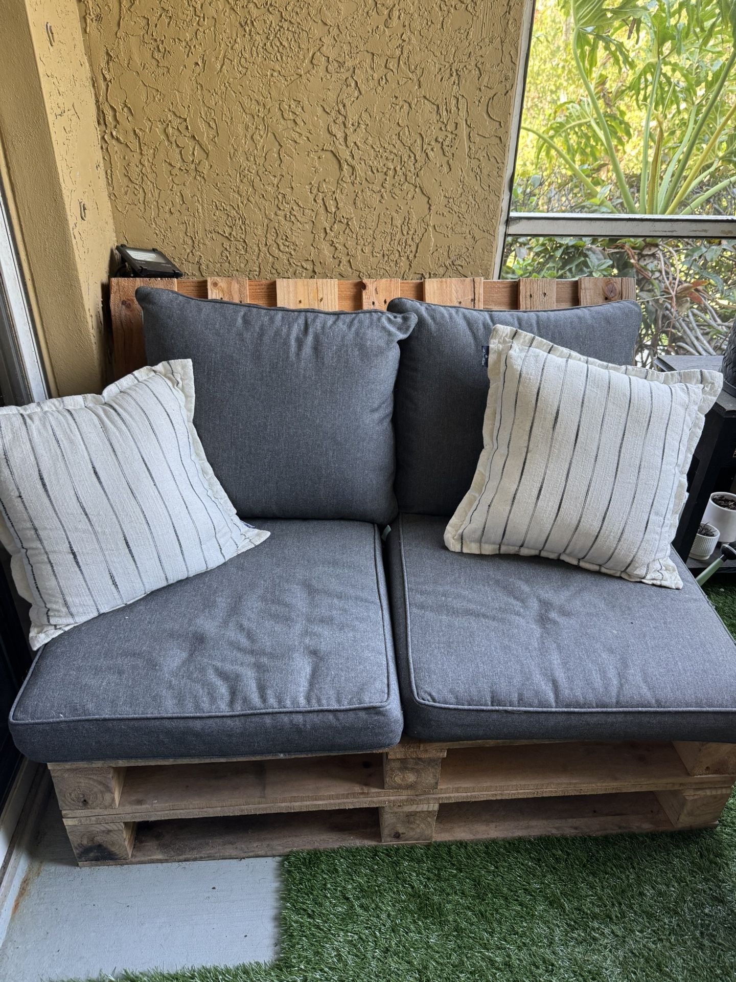 Pallet couch With cushions
