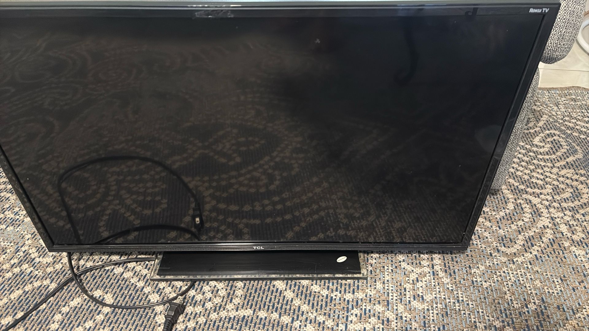 TCL Roku TV / With Remote Control 29”