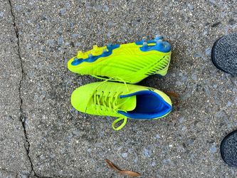 soccer shoes ，US size  9