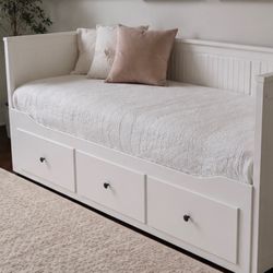 IKEA Hemnes Daybed Frame w/3 Drawers 