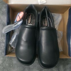 Women's slip resistant work shoes size 9 Black