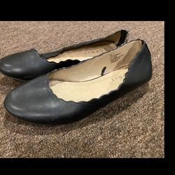 Like NEW!! Women’s 9 M Easy Spirit Black Flat Scalloped dress shoe slip on nice!