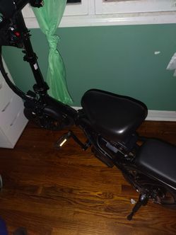 Electric bike goes 24 mph selling a for another electric bike black for adults brand new got it like a week ago you can change the seat to me your siz