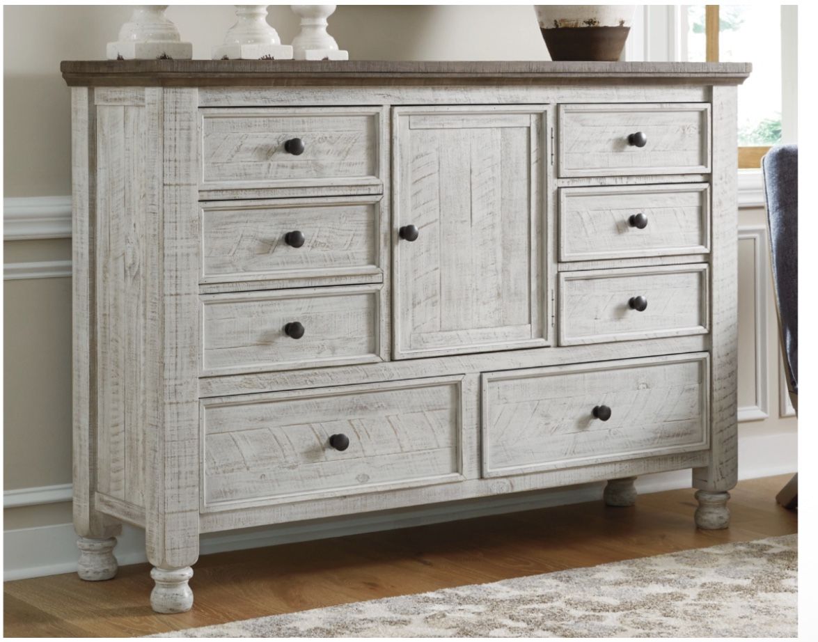 Havalance 8 Drawer Dresser With Door