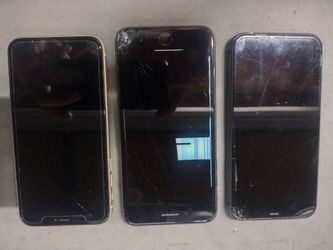 3 IPhone a2111 128gb,  a1984 64gb, a1897 64gb Para partes pantallas quebradas $170