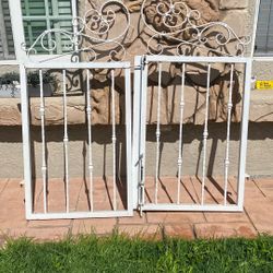 rough iron gates color white in good condition 