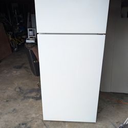 GE Refrigerator ** Works Great**