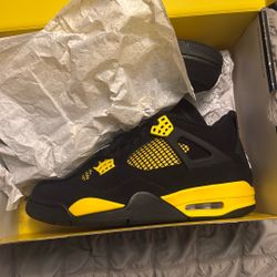 Air Jordan 4 Retro Thunder 2023 