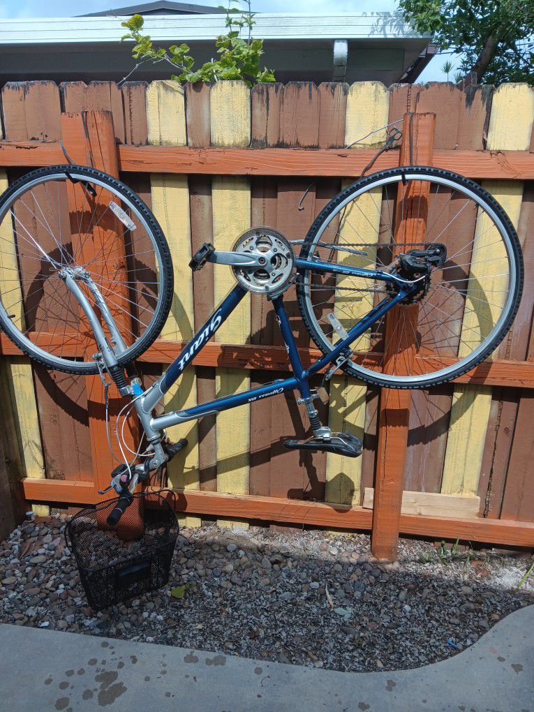 Giant Hybrid Bicycle 
