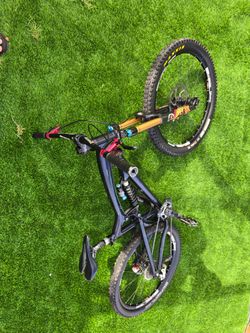 SANTA CRUZ DOWNHILL BIKE WHEEL 26" ACCESORIES IN FIBER CARBON FRAME ALUMINUM LIGHTWEIGHT BIKE PRICE 600 RIMB26" AND FRAME SIZE IDK