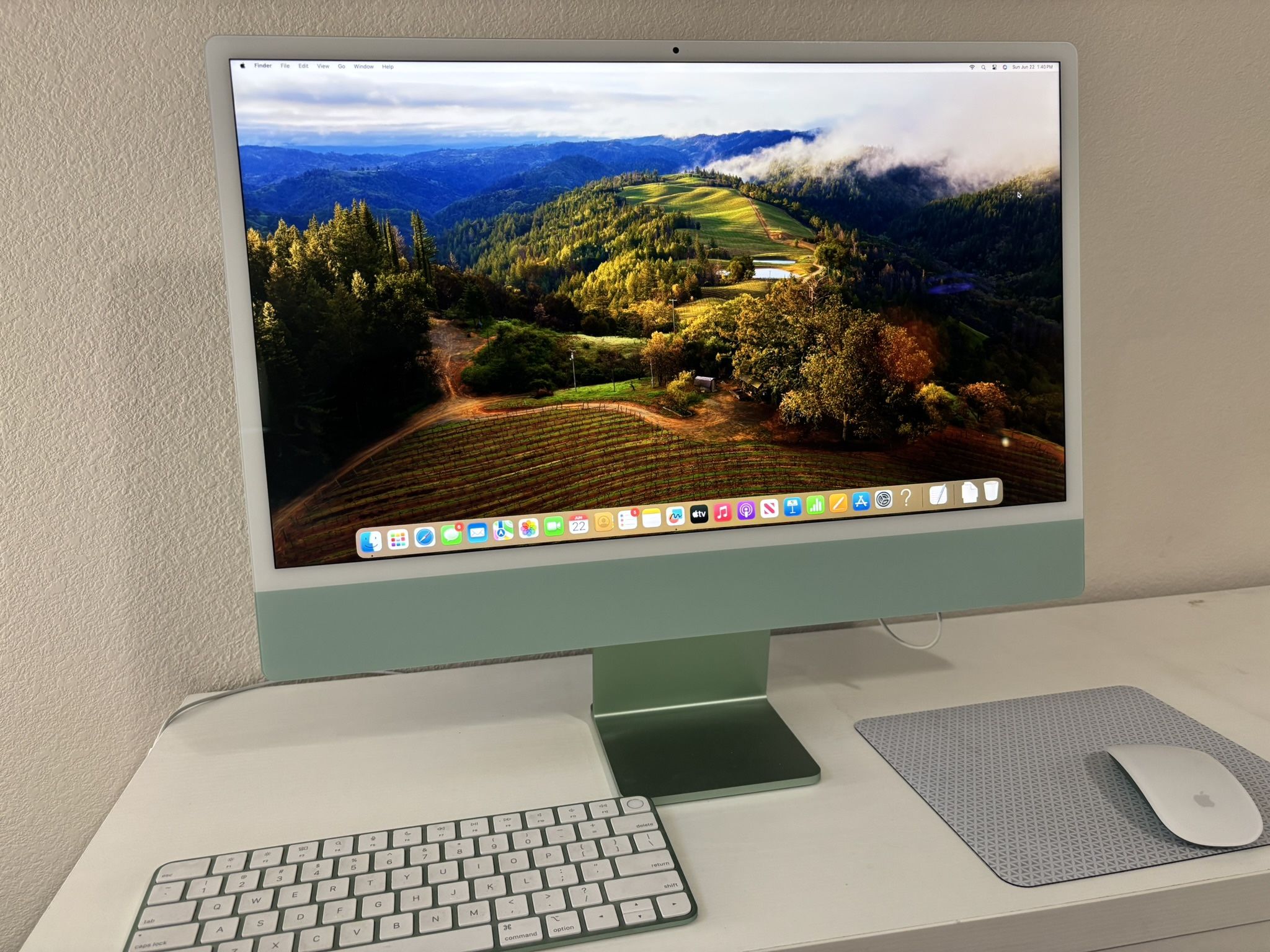 Apple iMac 24” (M1) + Magic Keyboard & Mouse – Excellent Condition