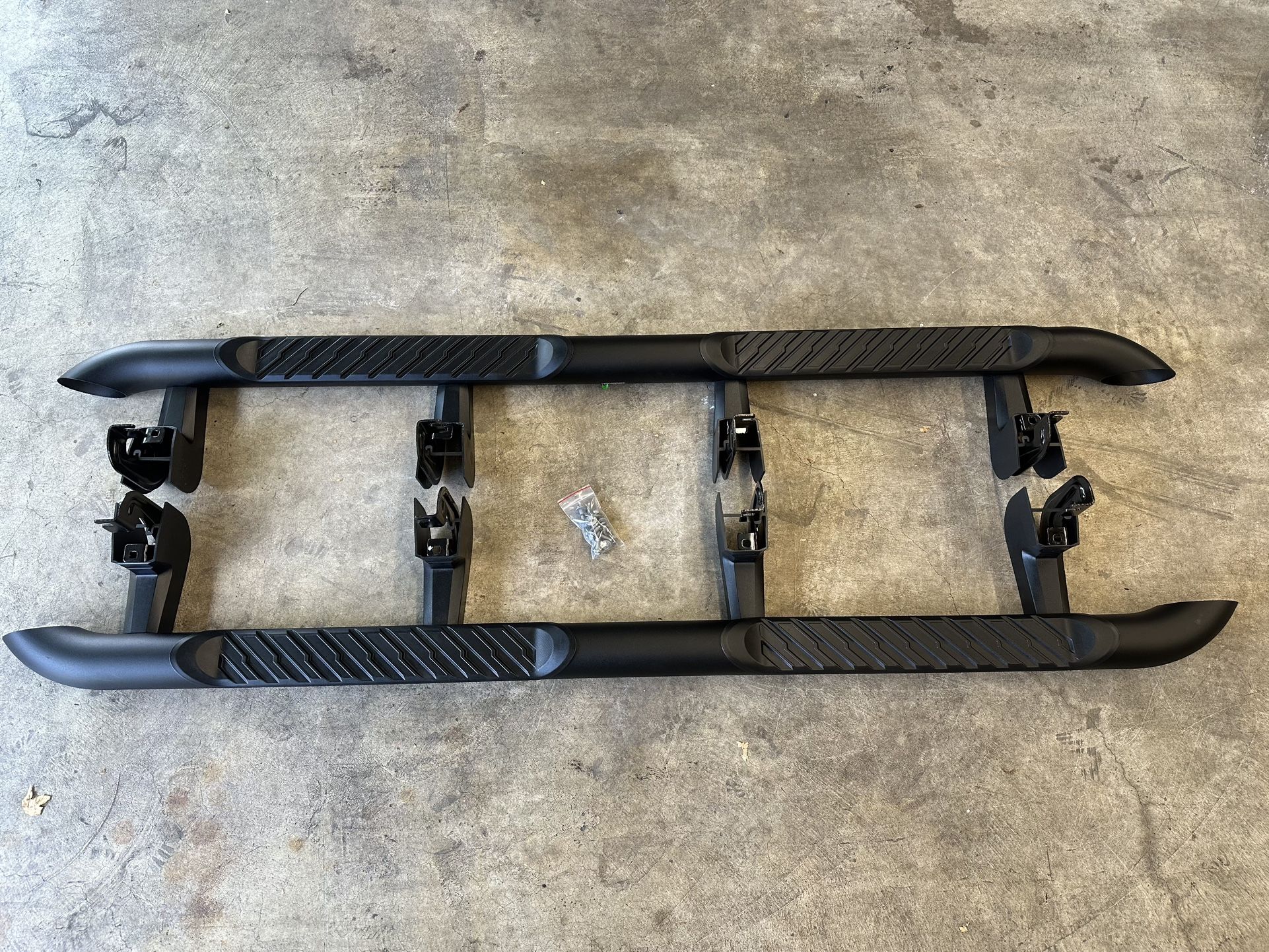 2019 - 2025 Genuine OEM Chevrolet GMC Silverado Sierra 1500 4 Inch Round Assist Steps In Black For Crew Cab Short Box Standard Box