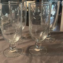 Moderna pedestal glasses  estuvieron en la vitrina  son 4