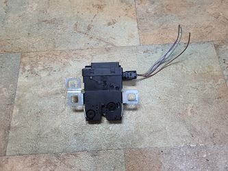 2010 MINI COOPER S   REAR HATCH LOCK ACCUATOR IN VERY GOOD CONDITION FITS 