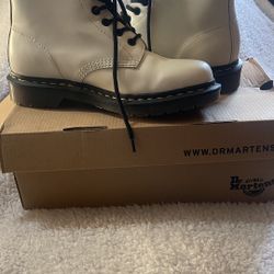 Boots White Dr Martens 