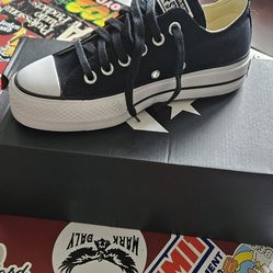 New platform Converse- never worn size 5