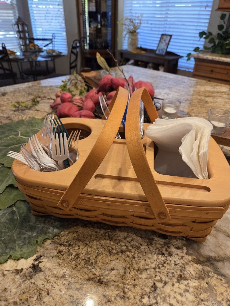 1999 Longaberger Picnic Basket