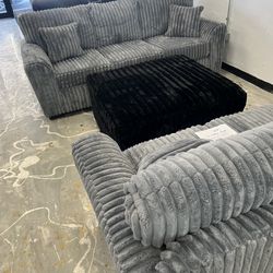 Stunning cozy couch and loveseat!