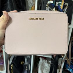 Micheal Kors Cross Body Light Pink Purse 