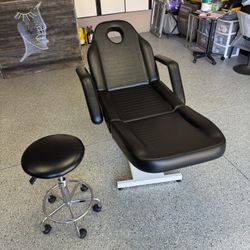 Professional Beauty Bed / Esthetician Chair – Excellent Condition