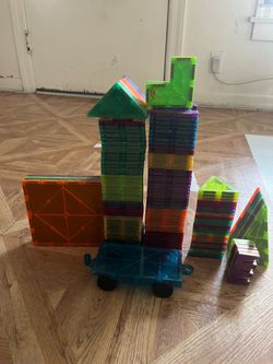 Picasso tiles magnet building!