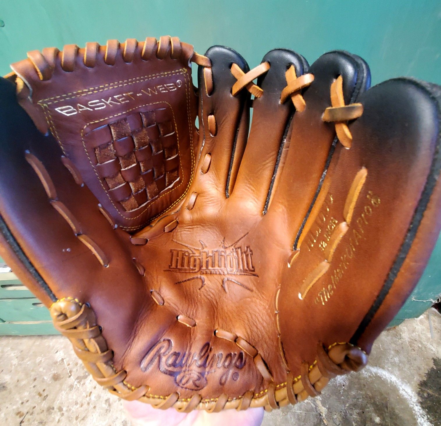 Rawlings Baseball/Softball glove. RHT. HL1000 12"