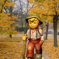 Hummel Goebel Germany 2001 TMK-7 Grandpa’s Boy Figurine, 4.25”