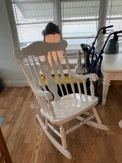 WHITE ROCKING CHAIR