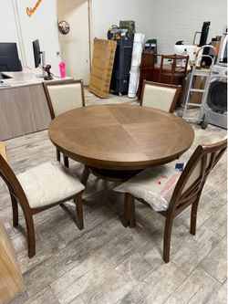 Powell cormac 5 piece dining room set brand new