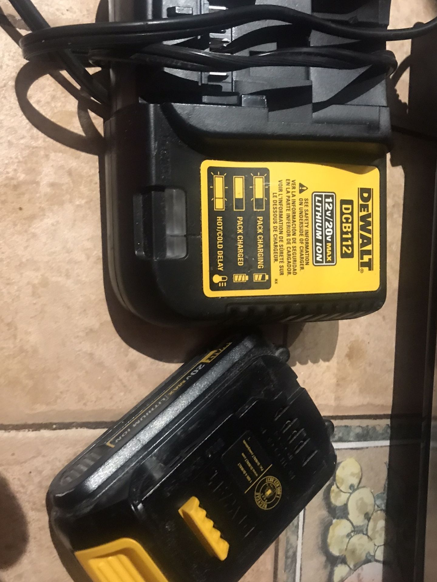 Charger And Baterry Dwalt