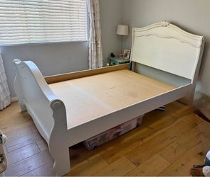 Beautiful Twin Size Bed With Mattress
