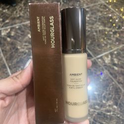 Hourglass Ambient Soft Glow Foundation
