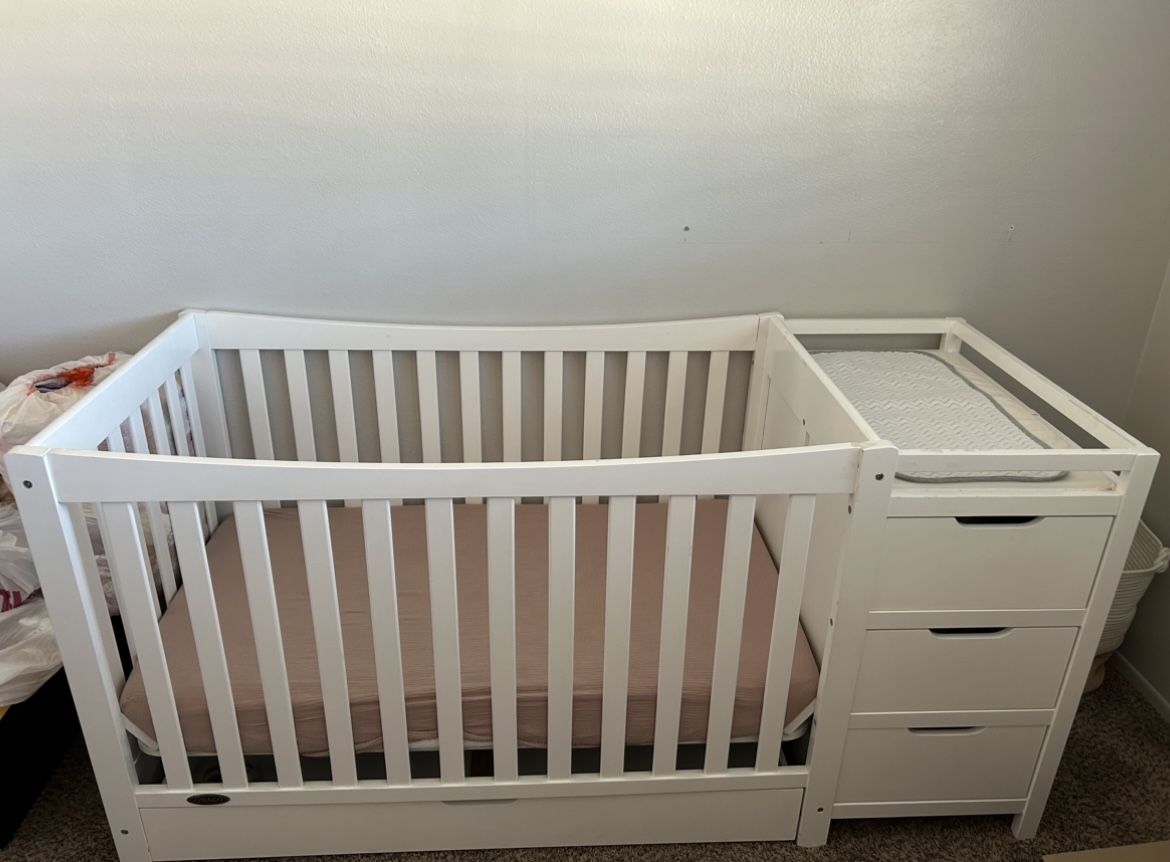 Graco Remi 4-In-1 Convertible Crib & Changer With Drawer (White) – GREENGUARD Gold Certified, Crib And Changing-Table Combo, Includes Changing Pad