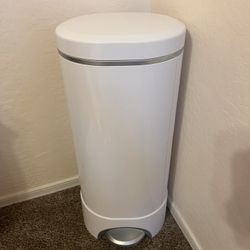 Munchkin Diaper Pail- Arm & Hammer