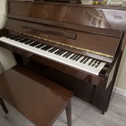 Kawai Upright Piano – Excellent Condition 