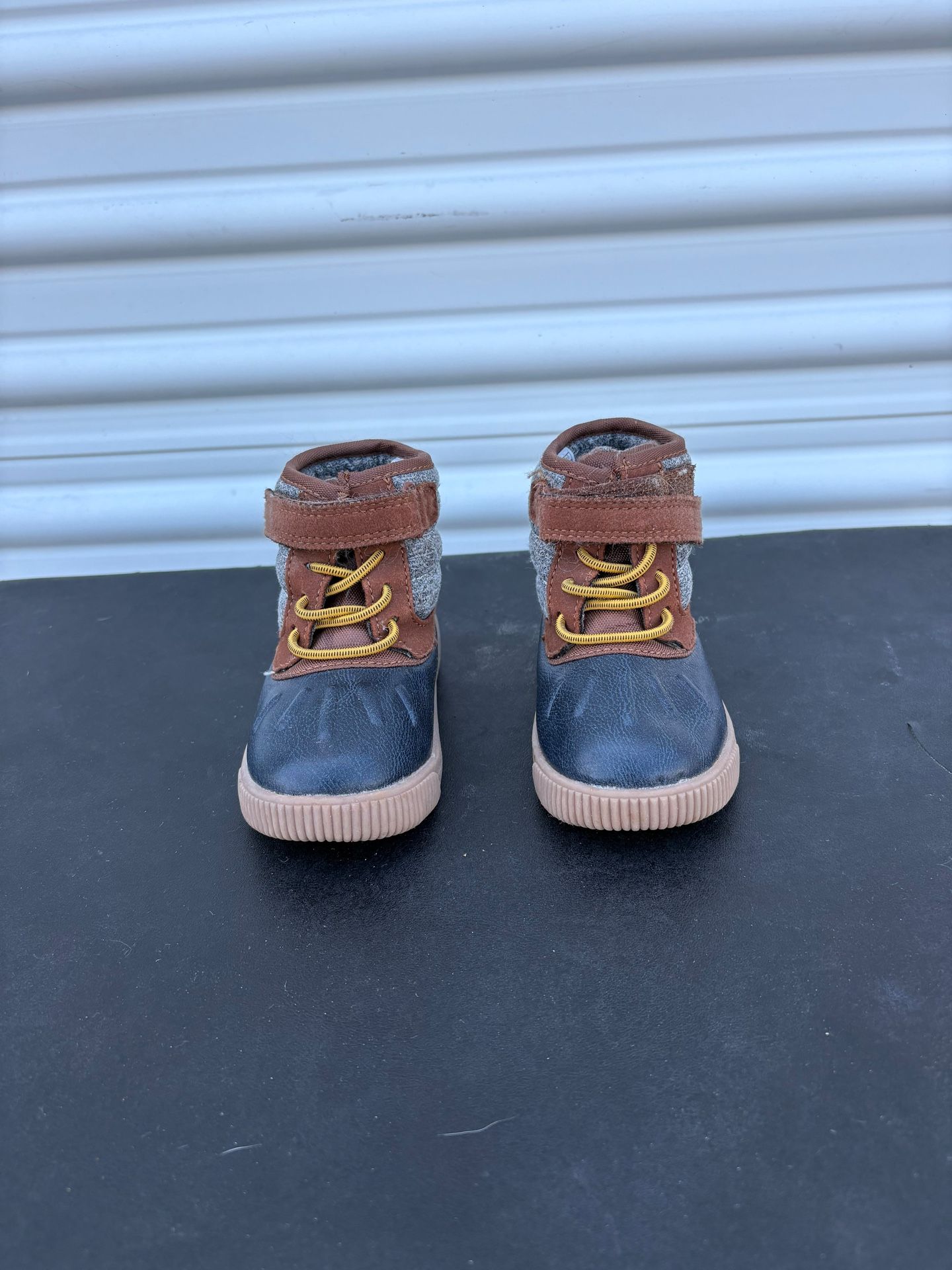 Carter's Alexis outdoor boots for children feature a durable duck-toe design with a navy blue shell and brown textile upper. Size: 6M