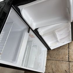 Mini Fridge / 4-5 Feet 