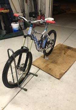 2010 giant glory 0 factory bike OBO TRADE for Sale in Phoenix AZ OfferUp
