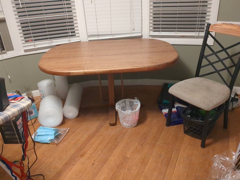Dining Table and 3 chairs)Free