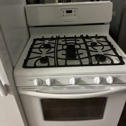 Frigidaire  Gas Range 5 Burners (used) 