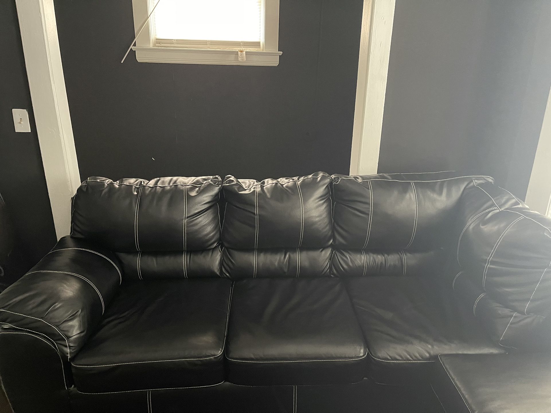 LEATHER SECTIONAL $500