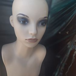 Very Good Quality Mannequin Head , Neck And Chest For Wig , Hat, Scarf And Jewelry Didplay And Sales.